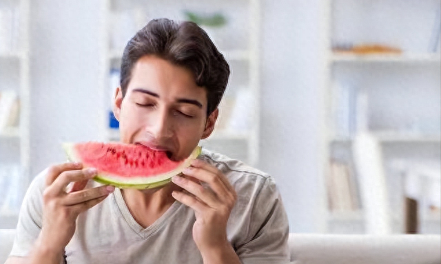 21岁男子吃完冰西瓜中毒就医，隔夜的冰西瓜到底能不能吃？