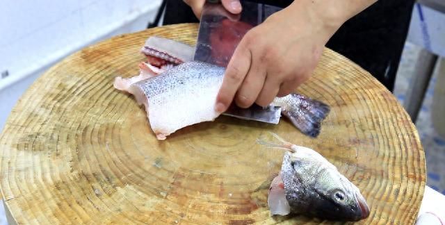 鲈鱼最简单好吃的做法，不用上锅蒸，细嫩爽滑，吃一口都是享受