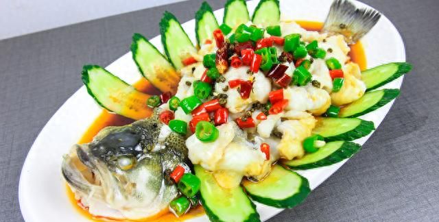 鲈鱼最简单好吃的做法，不用上锅蒸，细嫩爽滑，吃一口都是享受