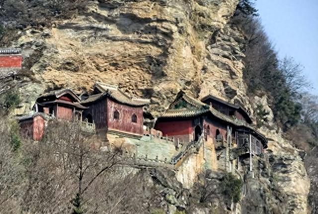 一睹道教圣地武当山，号称“千古奇观，天下最好”，景色秀丽