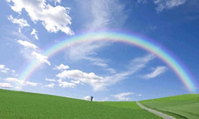 美丽的彩虹，为何颜色深浅不同，且总是从地平面升起呢？