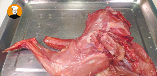 兔肉怎么做才好吃？教你川味家常吃法，香辣过瘾，嫩滑不腥