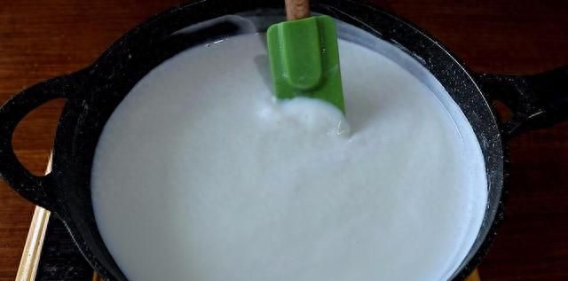 原来炼乳的做法这么简单，只需白糖和牛奶就能搞定，香甜丝滑