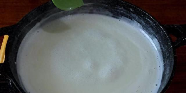 原来炼乳的做法这么简单，只需白糖和牛奶就能搞定，香甜丝滑