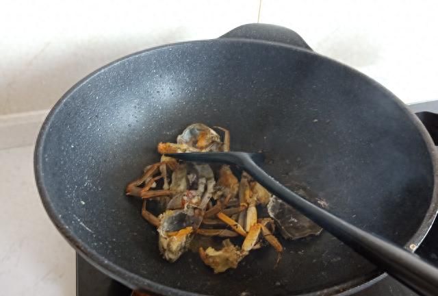 螃蟹不要只会清蒸了，加它们一起煮15分钟，鲜到汤汁也刮光