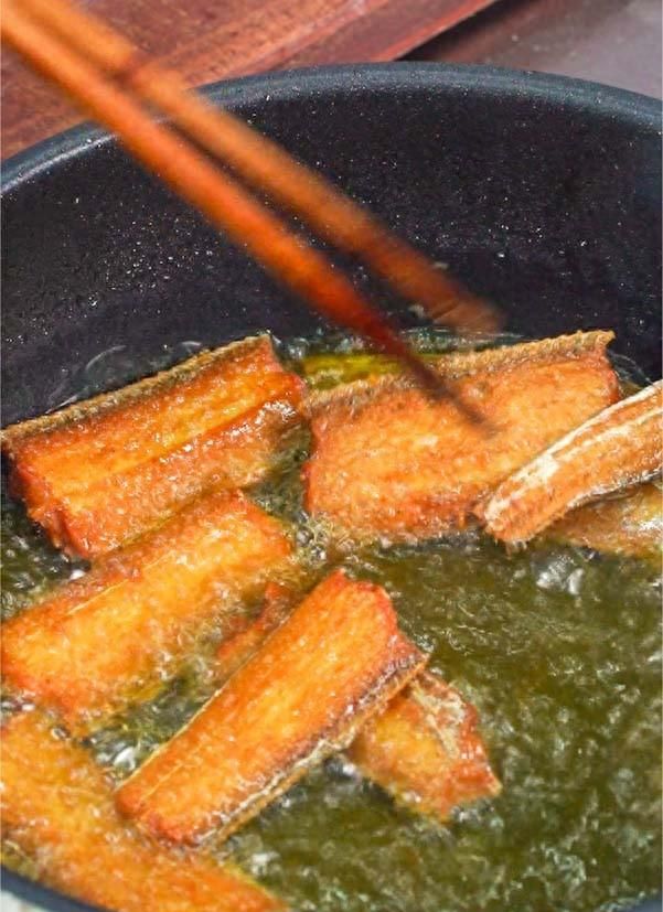 这才是炸带鱼的正确做法，焦香酥脆好吃无腥味，方法超简单
