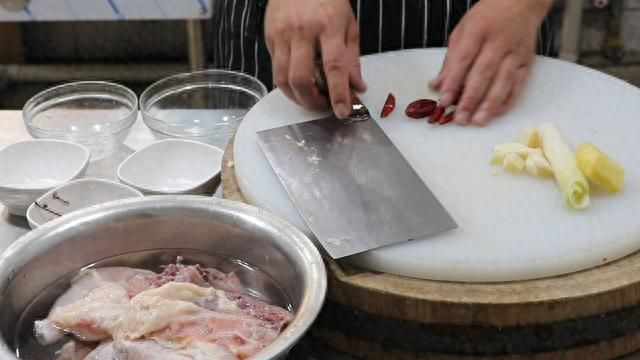 鸡肉这样炒更好吃，不腥不腻，肉质细嫩，做法简单又实用