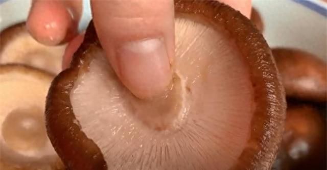 香菇用清水洗，等于吃虫卵，学会这一招，脏东西全跑光了