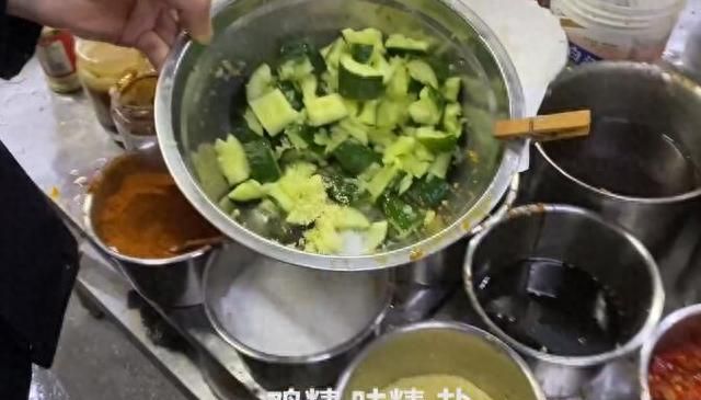 自家做的凉拌黄瓜没有餐馆做得好？大厨教你三个窍门，味道美得很