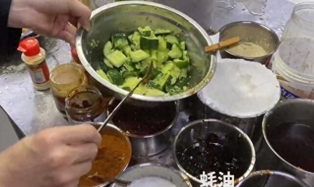 自家做的凉拌黄瓜没有餐馆做得好？大厨教你三个窍门，味道美得很