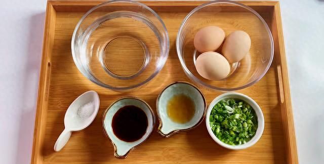 蒸鸡蛋羹时，蛋液过滤不可少，蛋水比例1比1，细腻嫩爽无气泡