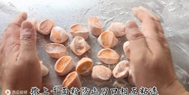 做彩色饺子皮太麻烦？教你用绞肉机和蔬菜和面，营养简单漂...