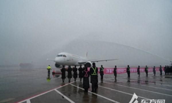 现场直击！航空界最高礼遇“水门”迎接，首架C919正式交付东航