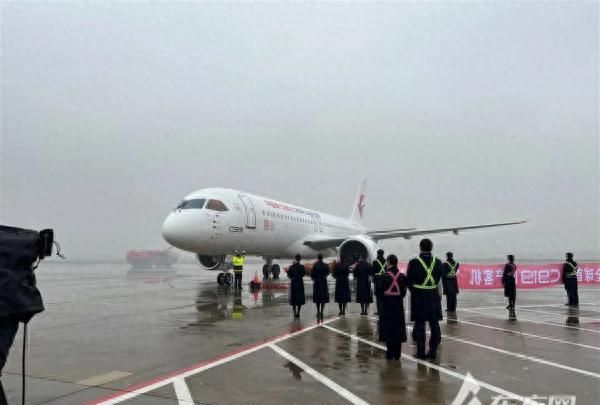 现场直击！航空界最高礼遇“水门”迎接，首架C919正式交付东航