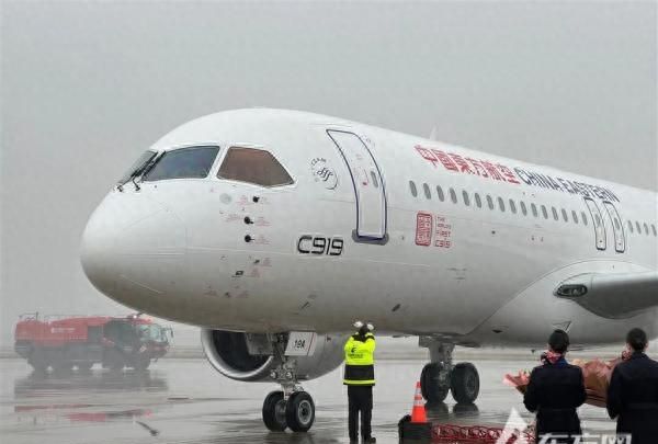 现场直击！航空界最高礼遇“水门”迎接，首架C919正式交付东航