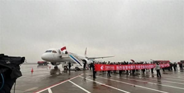 现场直击！航空界最高礼遇“水门”迎接，首架C919正式交付东航