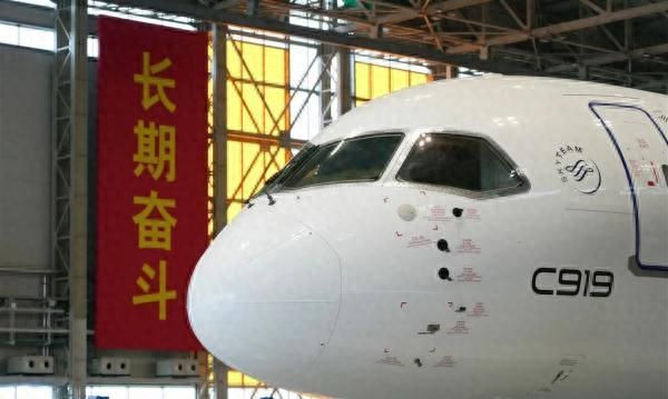 现场直击！航空界最高礼遇“水门”迎接，首架C919正式交付东航