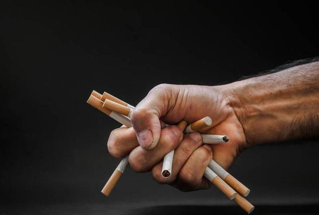 20000份病例分析显示：吸烟1年、10年、20年，寿命各缩短了这些天