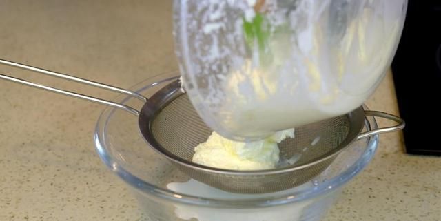 原来黄油的做法这么简单，一盒淡奶油搞定，打到油水分离就好了