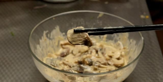 炸蘑菇，裹淀粉还是面粉？大厨教你正确做法，口感酥脆不回软