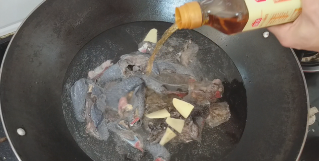 乌鸡汤怎样煲更营养好喝？告诉你详细配方与做法，出锅汤浓味美