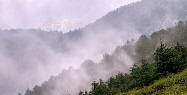 太白山，秦岭的最高峰，这里是南北方分界线，被誉为中国龙脊