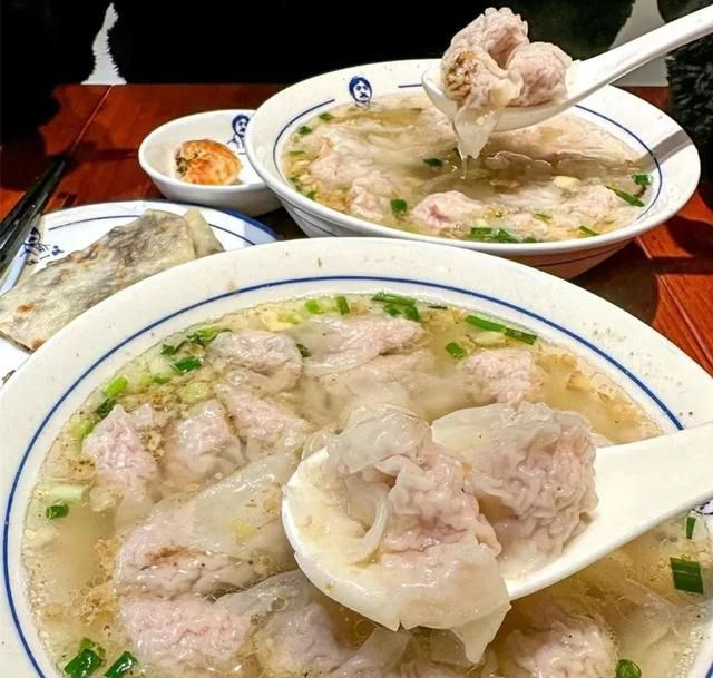 老街美食推荐第一弹：臭鳜鱼、毛豆腐、黄山烧饼、徽州馄饨....