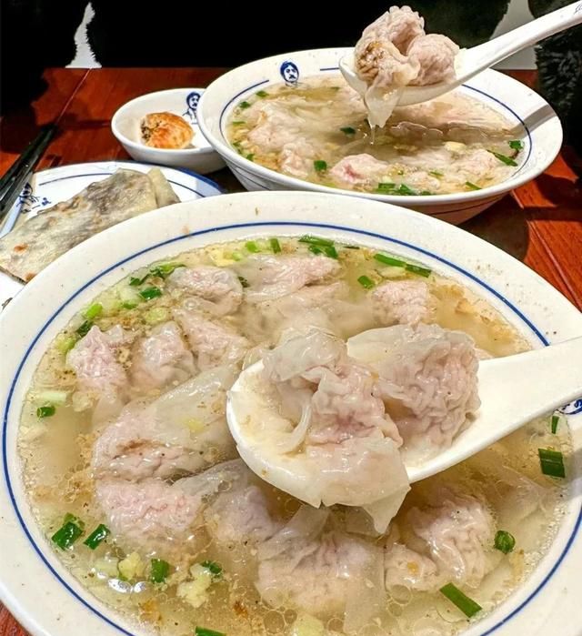 老街美食推荐第一弹：臭鳜鱼、毛豆腐、黄山烧饼、徽州馄饨....