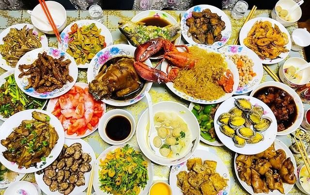 美食群13家年夜饭，太有特色，太霸气，桌子都摆不下了