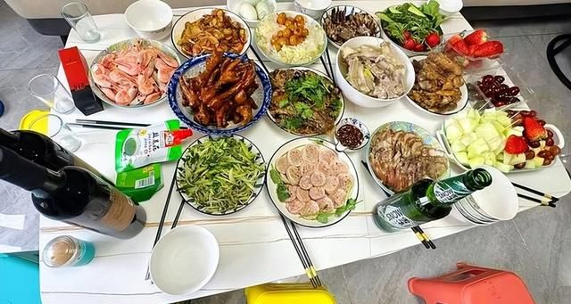 美食群13家年夜饭，太有特色，太霸气，桌子都摆不下了