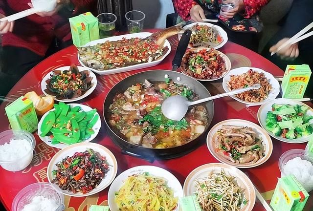 美食群13家年夜饭，太有特色，太霸气，桌子都摆不下了