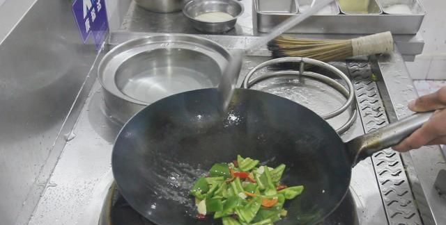 厨师长分享“地三鲜”的家常做法，营养全面的素菜小炒，比肉都香