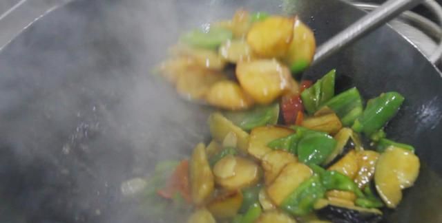 厨师长分享“地三鲜”的家常做法，营养全面的素菜小炒，比肉都香