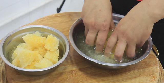 大厨分享银耳汤的做法，详细指出银耳的泡发技巧、火候以及用时