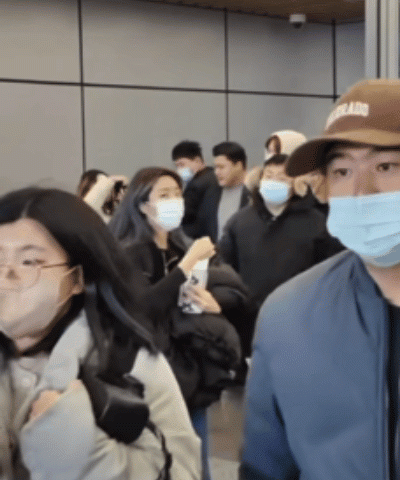 嚣张！韩男团boy来中国办活动，保镖机场撞飞女粉，偶像一脸冷漠