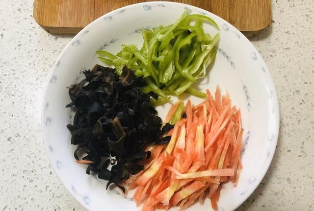 冻豆腐别再做汤了，加入3种食材炒一炒，满满鱼香味道，好吃下饭