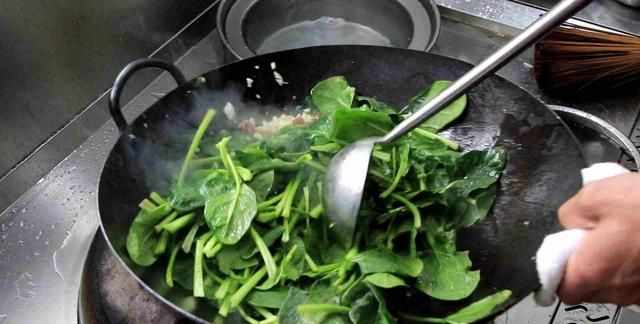 菠菜简单家常的吃法，菠菜碧绿不变色，鲜嫩无涩味，清淡又下饭