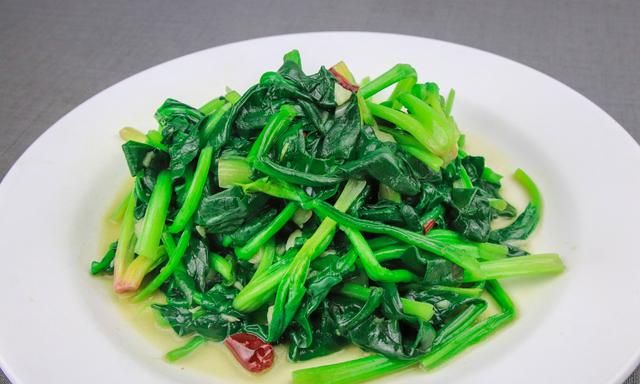 菠菜简单家常的吃法，菠菜碧绿不变色，鲜嫩无涩味，清淡又下饭