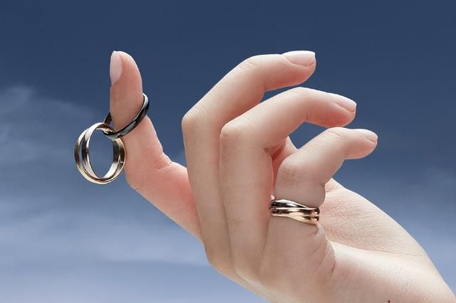 戒指戴在小拇指上是什么意思？不同戒指戴法的意义