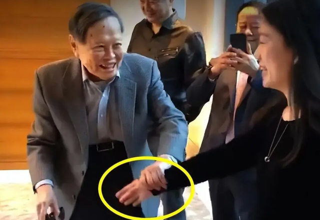 杨振宁102岁金婚大庆！翁帆惊艳现身，他俩太甜了！