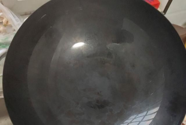 大厨教你传统的老式猪油开锅方法，开好不生锈不粘锅，越用越顺手