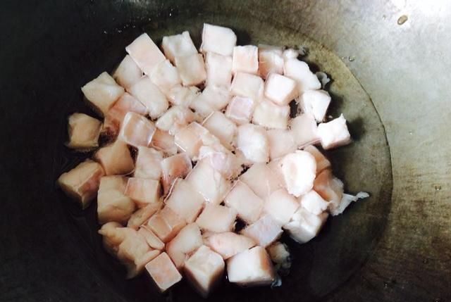 大厨教你传统的老式猪油开锅方法，开好不生锈不粘锅，越用越顺手