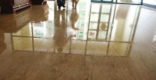 地板砖潮湿有水怎么办，家里地板砖潮湿出水怎么办才能干图8