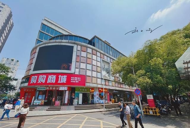 南昌市中心这条“网红美食街”，好多游客来排队，名字却很奇怪？