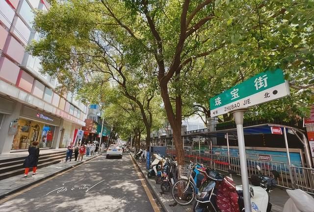 南昌市中心这条“网红美食街”，好多游客来排队，名字却很奇怪？