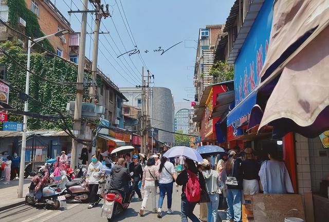 南昌市中心这条“网红美食街”，好多游客来排队，名字却很奇怪？