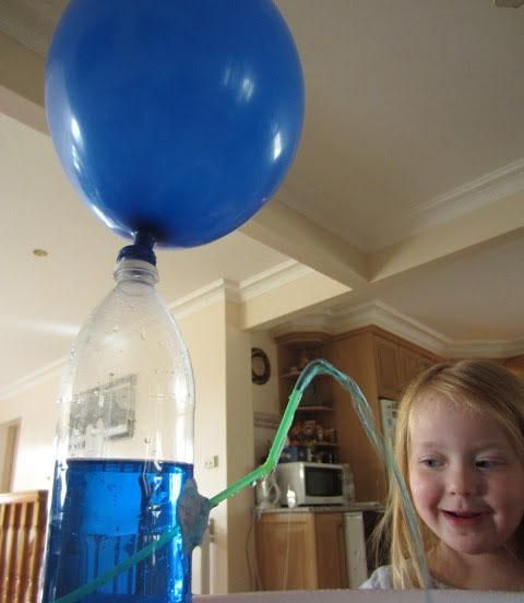 气球和塑料瓶变废为宝！7款科学小实验，在家轻松培养孩子创造力