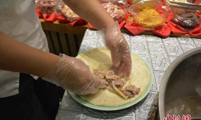 「寻味中华」朝天锅不是“锅”饼卷万物包“鲁味”